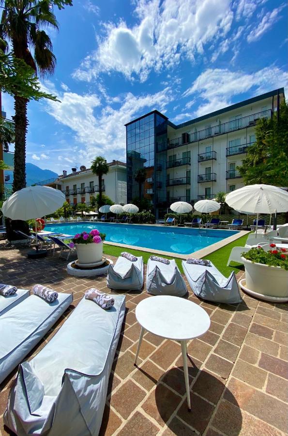 Hotel La Perla Riva del Garda Esterno foto