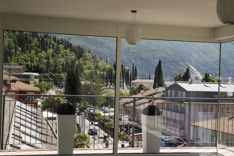 Hotel La Perla Riva del Garda Esterno foto