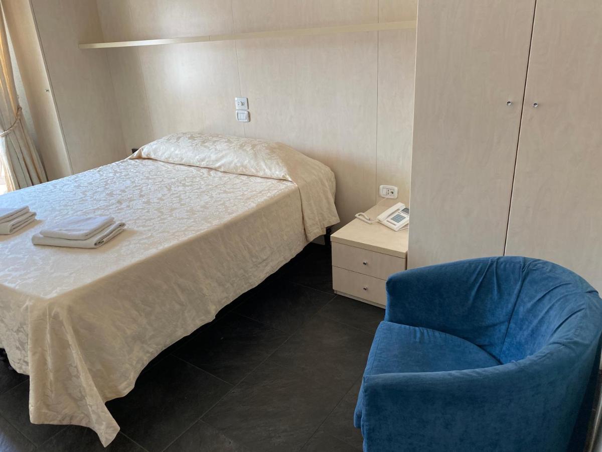 Hotel La Perla Riva del Garda Esterno foto