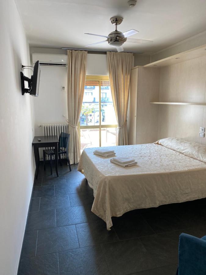 Hotel La Perla Riva del Garda Esterno foto