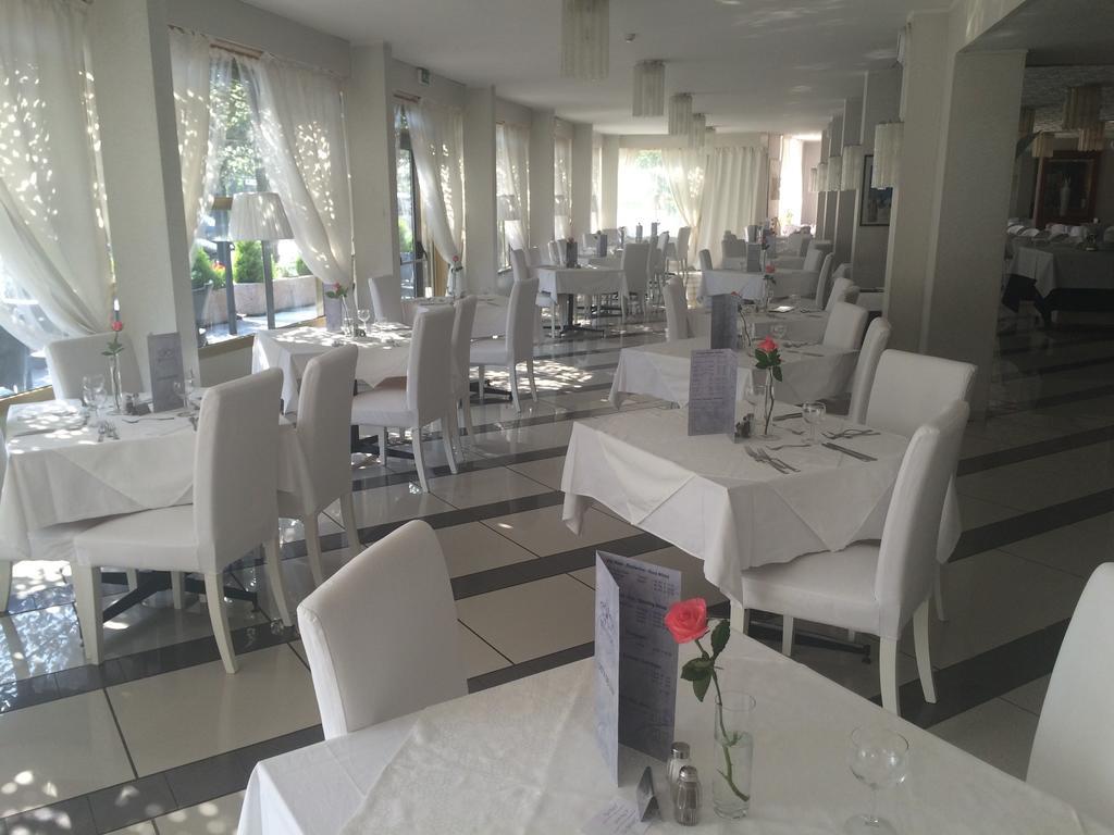 Hotel La Perla Riva del Garda Esterno foto