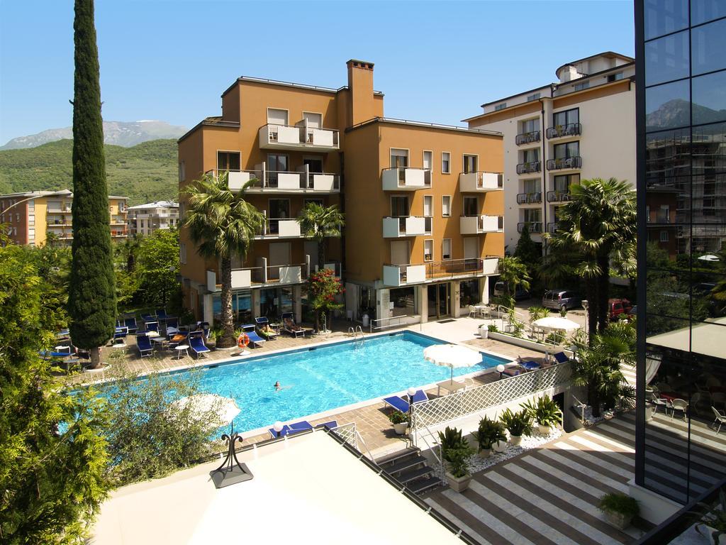 Hotel La Perla Riva del Garda Esterno foto