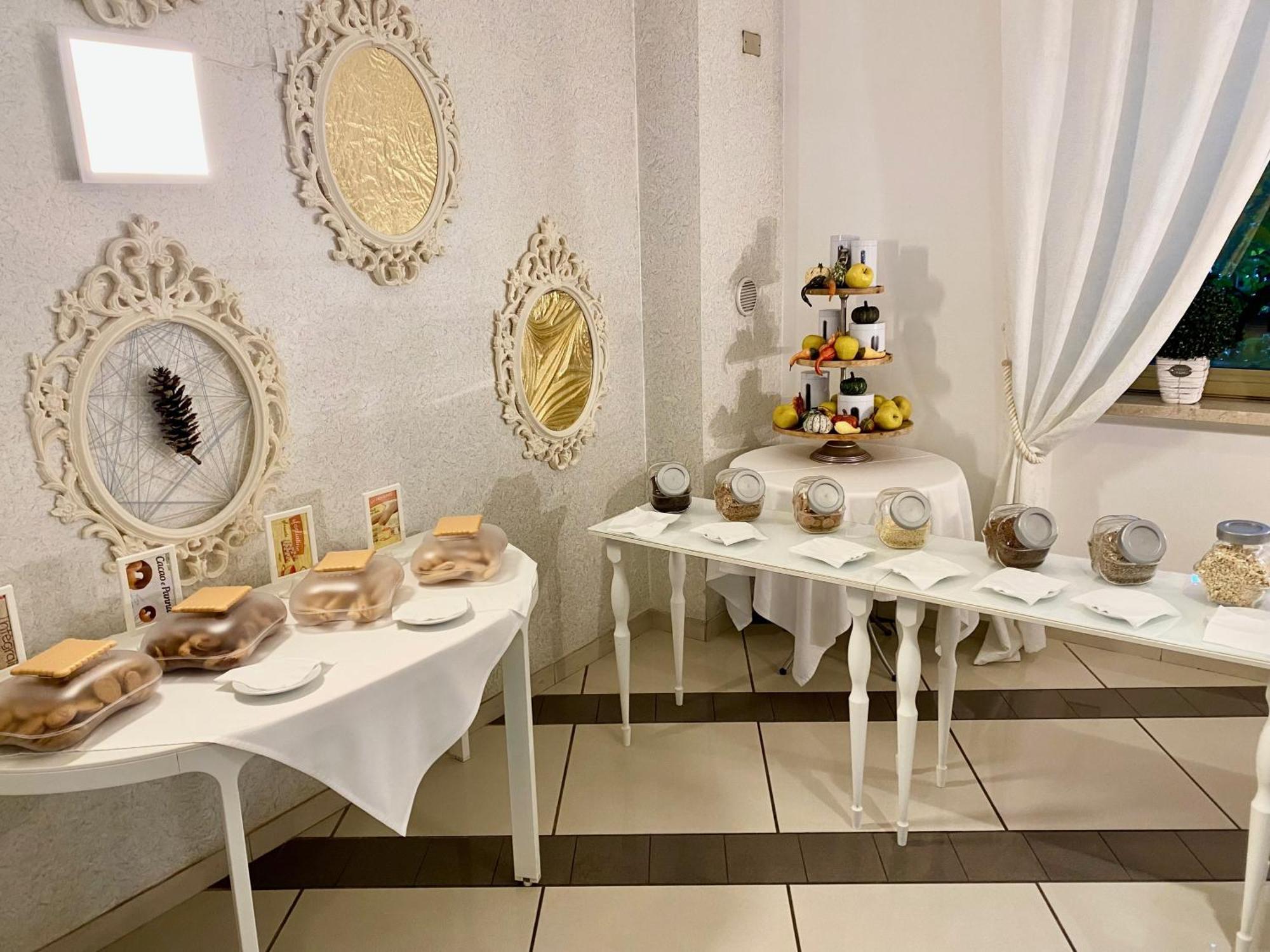 Hotel La Perla Riva del Garda Esterno foto
