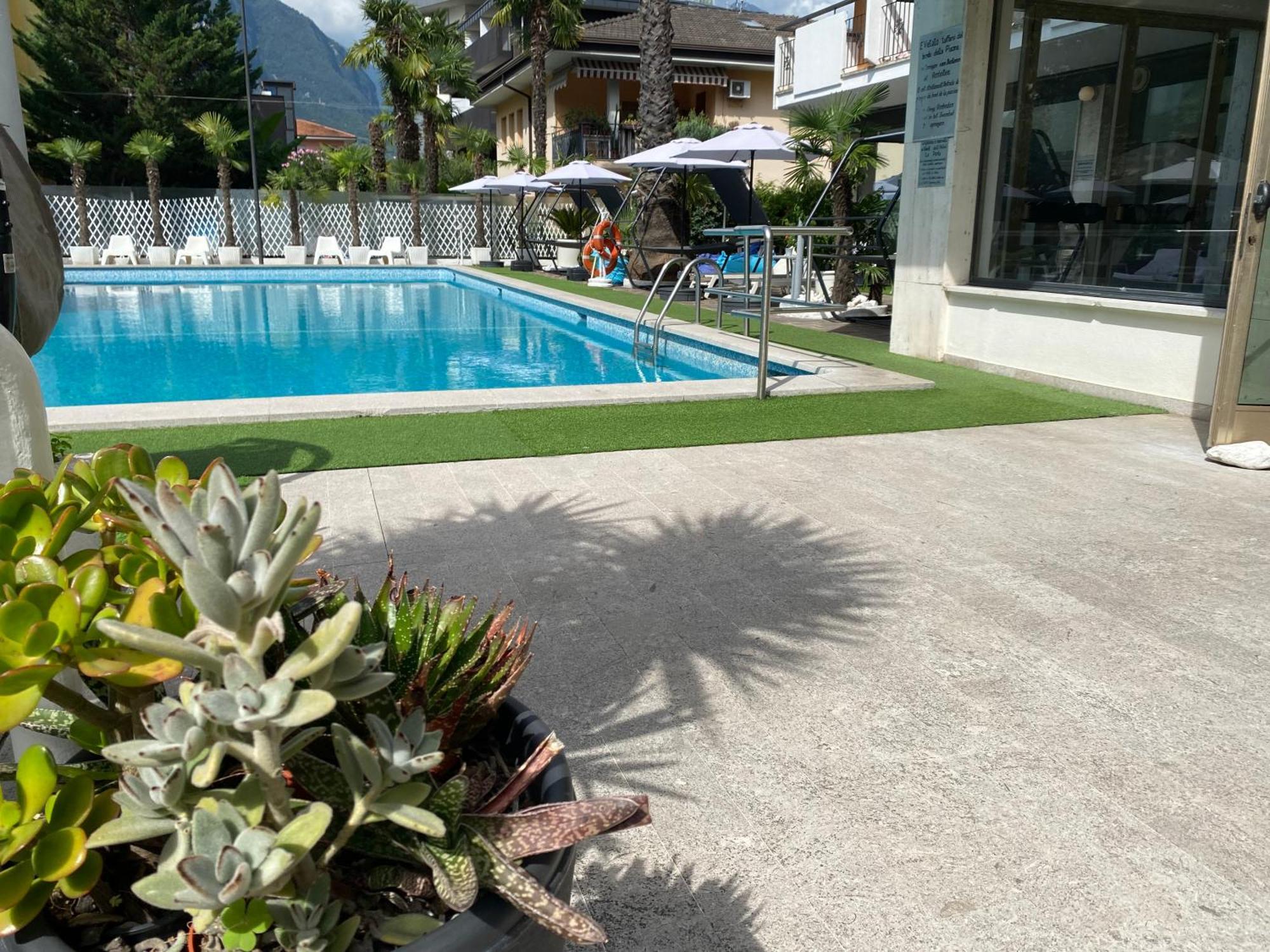 Hotel La Perla Riva del Garda Esterno foto