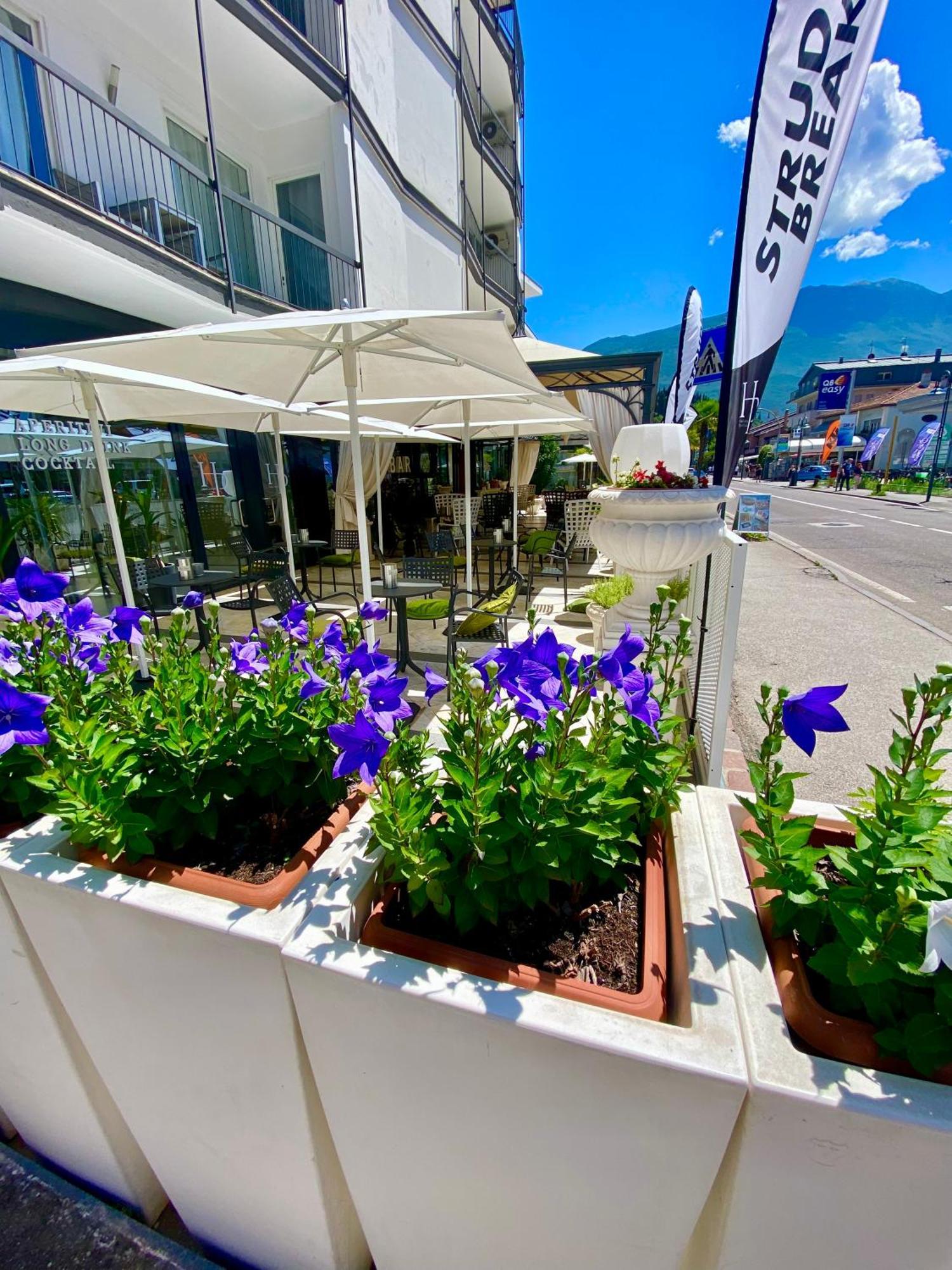 Hotel La Perla Riva del Garda Esterno foto