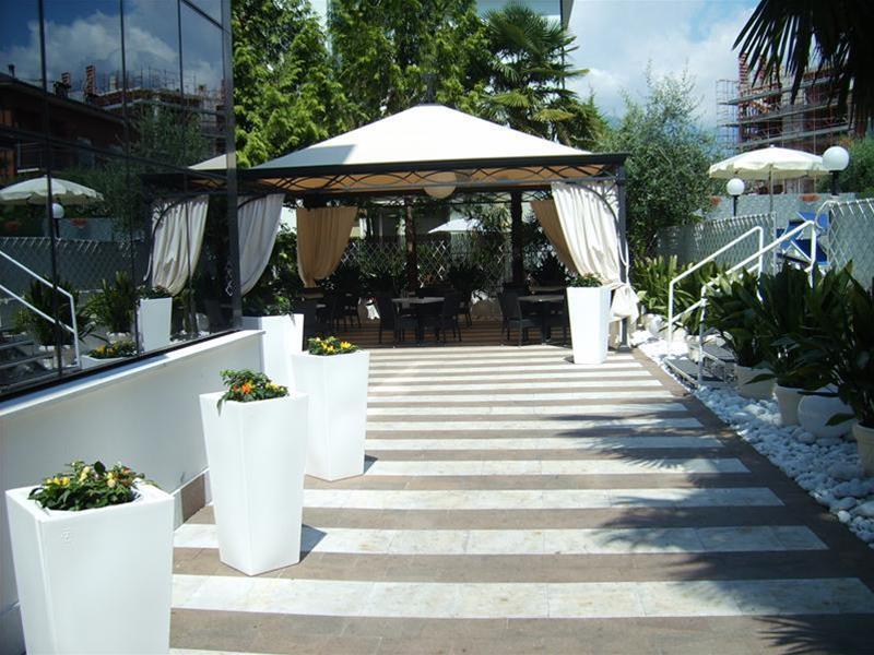 Hotel La Perla Riva del Garda Esterno foto